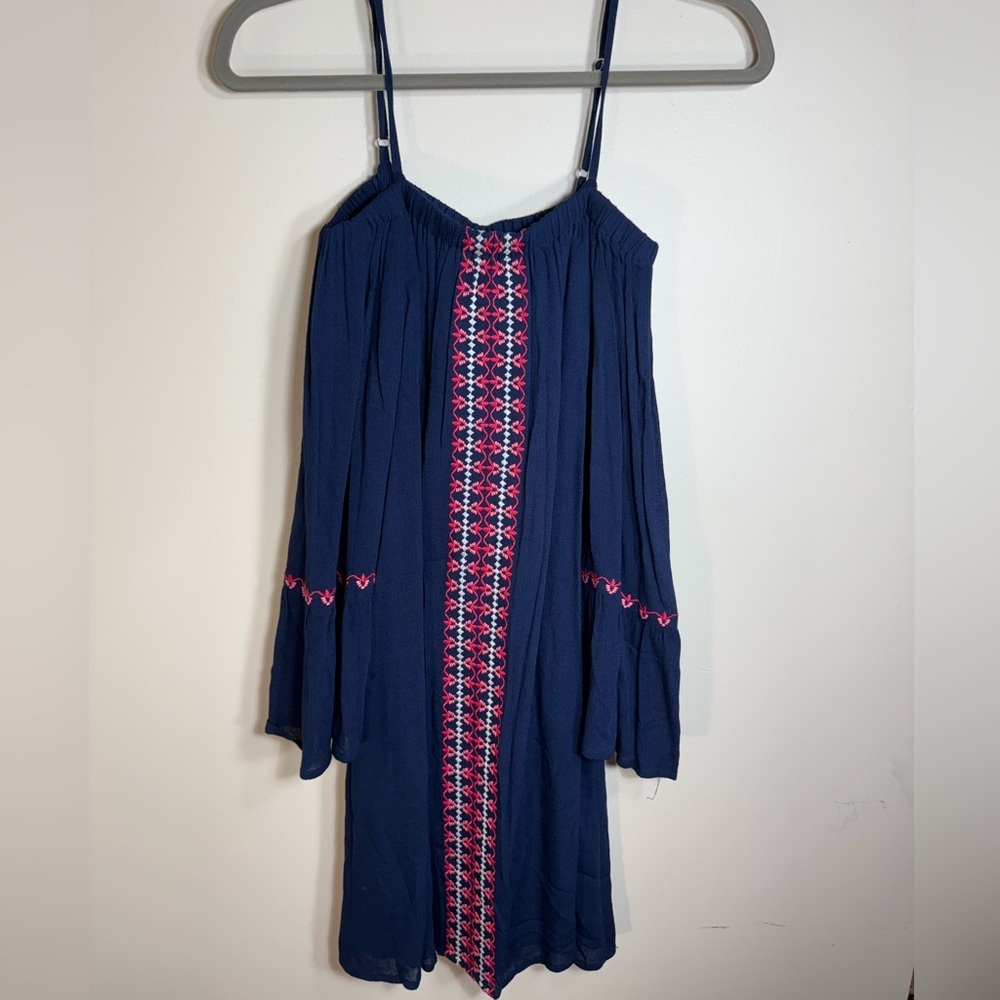 Skies are blue off or‎ on shoulder dress or top with jeans or leggings Sz Small